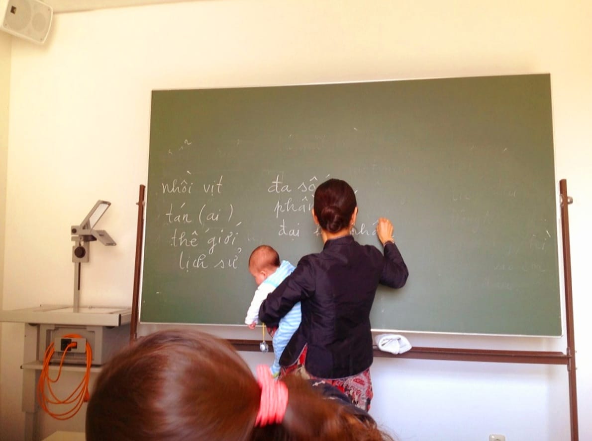"Một công đôi việc" - Multitasking im Vietnamesisch-Unterricht (mit Kind einer Studentin) (©Felicitas Friedrich)